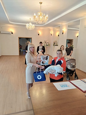 Страховые представители Магнитогорского отделения поздравили родителей новорожденных с Днем защиты детей, новости, пресс-релизы, статьи, «СОГАЗ-Мед», омс
